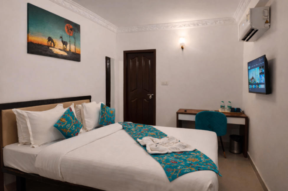 Standard room with king bed and work desk