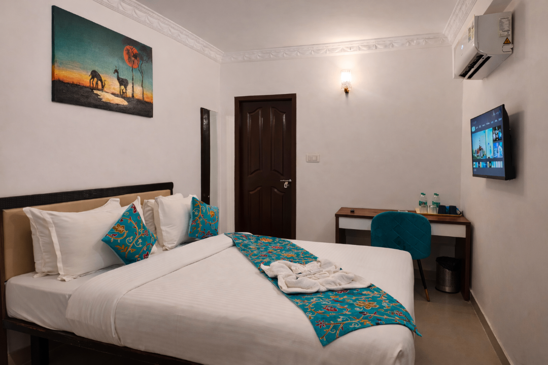 Standard room with king bed and work desk